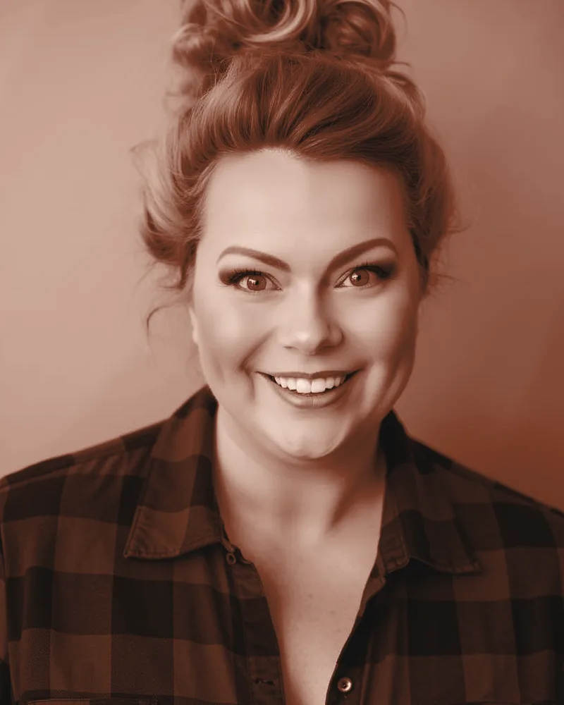Amanda Schreier, portrait in warm duotone